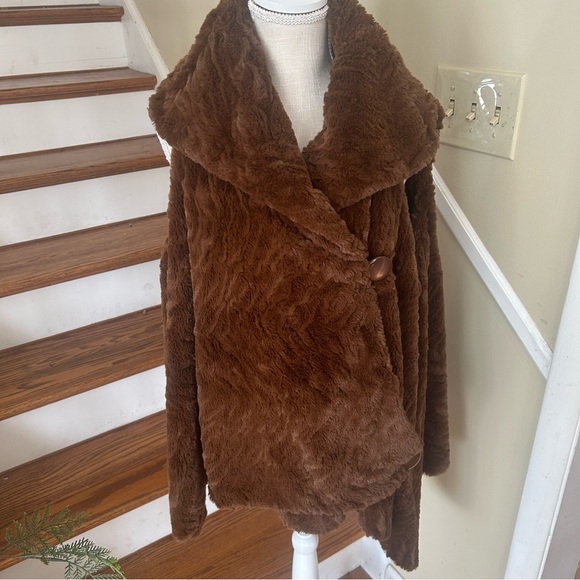 Adrienne Landau Jackets & Blazers - Adrienne Landau Caramel Faux Fur Swing Vest 1X  2 Button Asymmetrical Boho Luxe